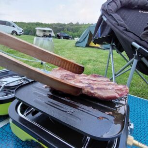 Zvýšený okraj grilovací plotýnky zachytává šťávy a tuk - MEVA DUAL COMPACT