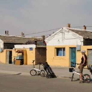 Skladnou konstrukci nákladního vozíku Burley Travoy v kombinaci se skládacími koly využila dvojice Monika a Jirka Vackovi při své vlakově-cyklistické cestě Asii.