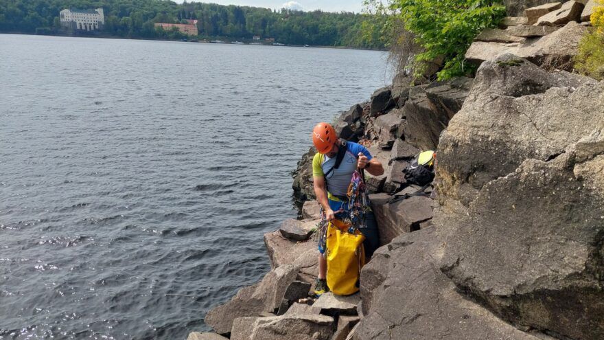 Intenzivní testování trika CRAZY T-SHIRT ACCELERATION MAN na seakayakové akci a lezení nových cest nad hladinou Orlíku