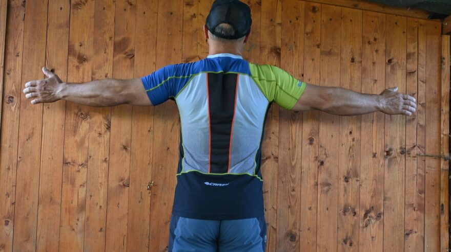 Na páteři je nejvíce odvětraná část trika CRAZY T-SHIRT ACCELERATION MAN