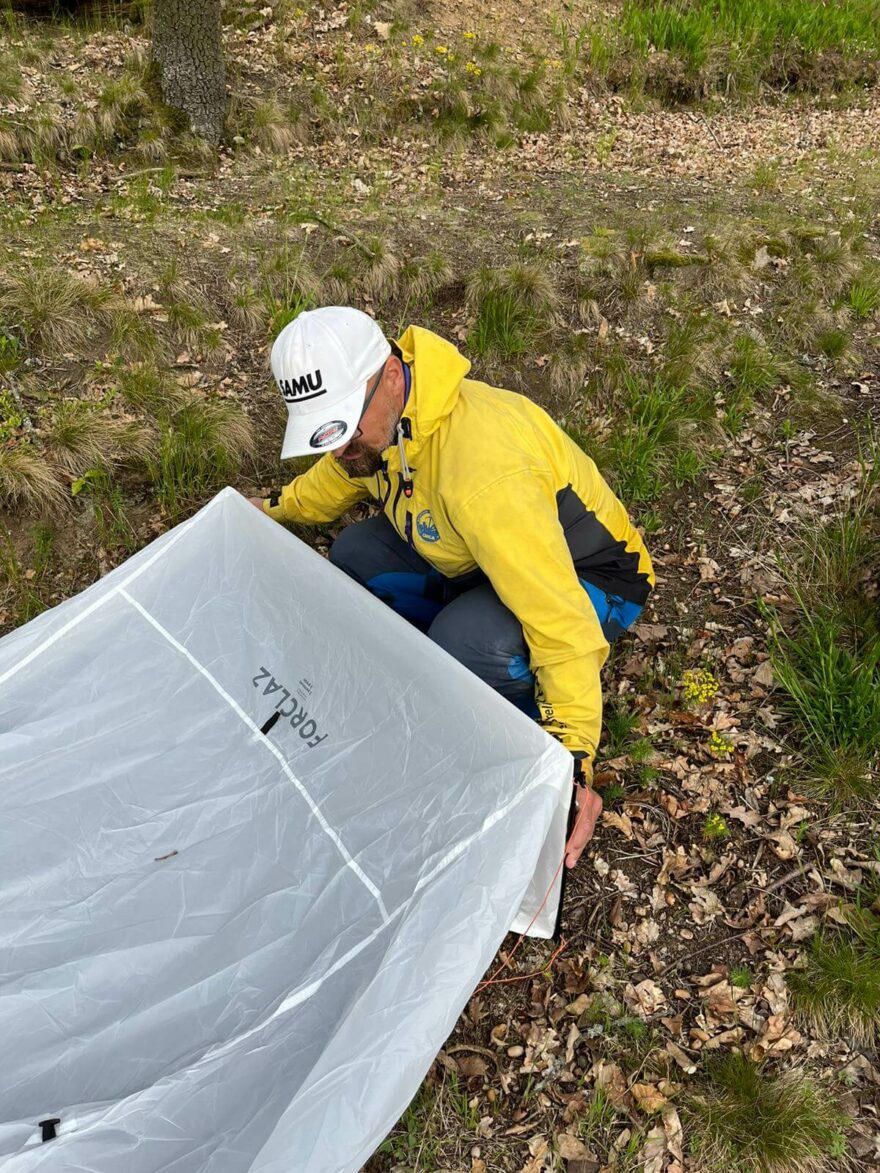Do nožní části stanu FORCLAZ TARP MT 900 se přidávají krátké skládací pruty