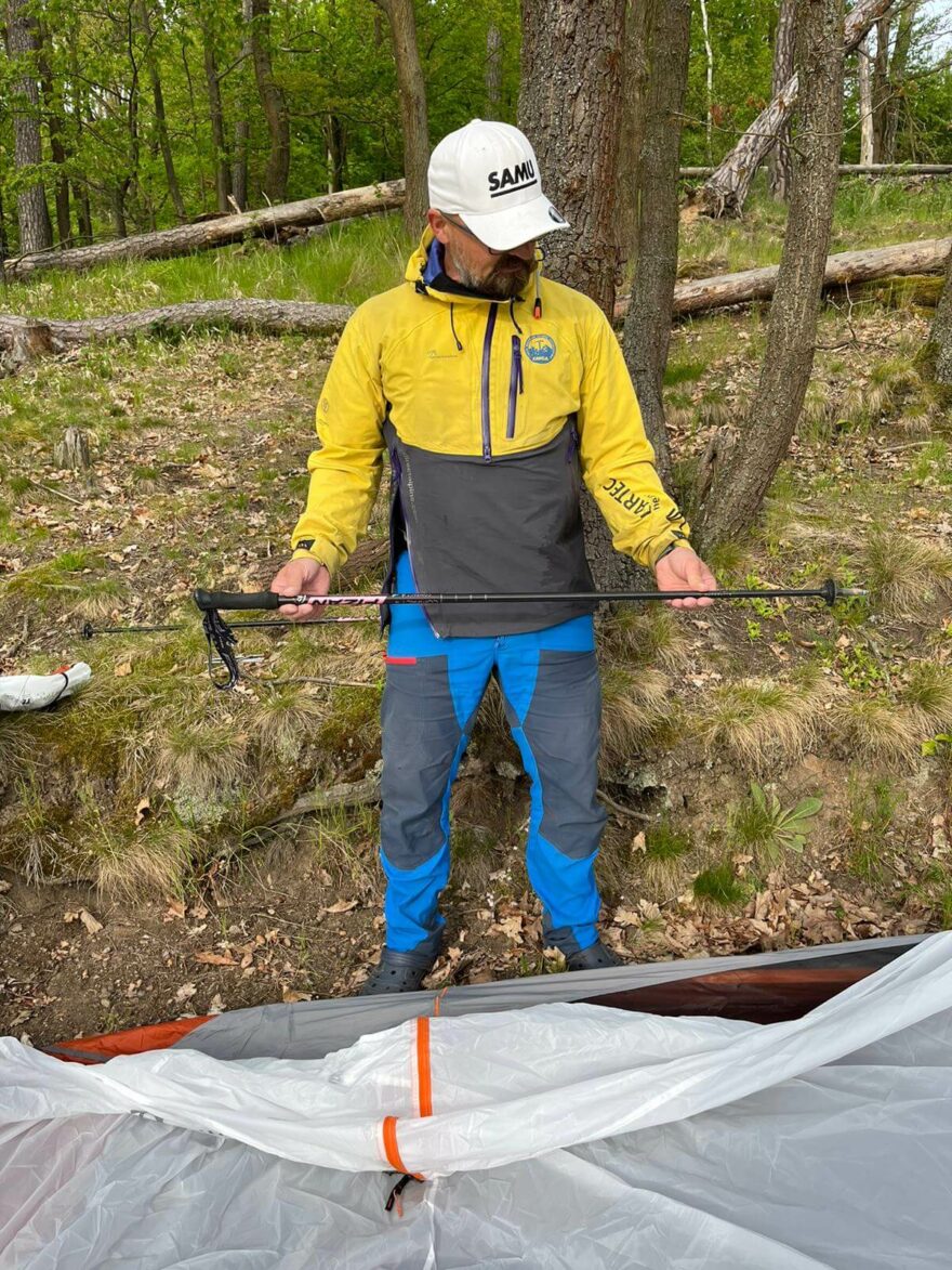 Ideální délka hole pro stavbu stanu FORCLAZ TARP MT 900 je 115 cm