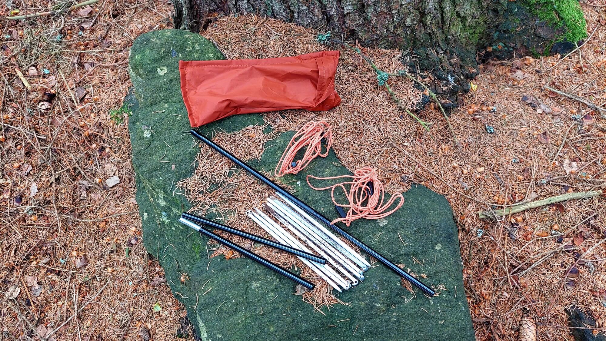 Kolíky, dvě tyčky a dvě extra šponiovací šňůry lze uložit do obalu s dvěma kapsami - FORCLAZ TARP MT 900