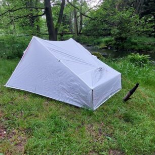 Myslím si, že Elon Musk by měl z tvaru stanu FORCLAZ TARP MT 900 velikou radost