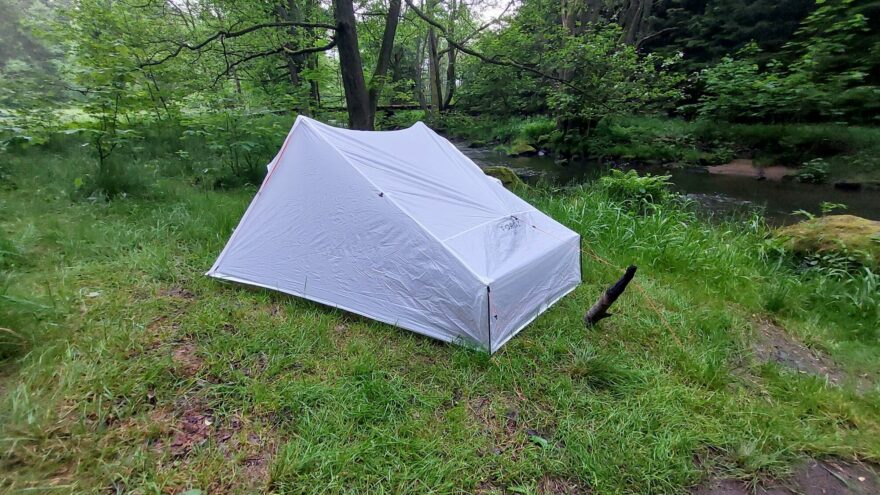 Myslím si, že Elon Musk by měl z tvaru stanu FORCLAZ TARP MT 900 velikou radost