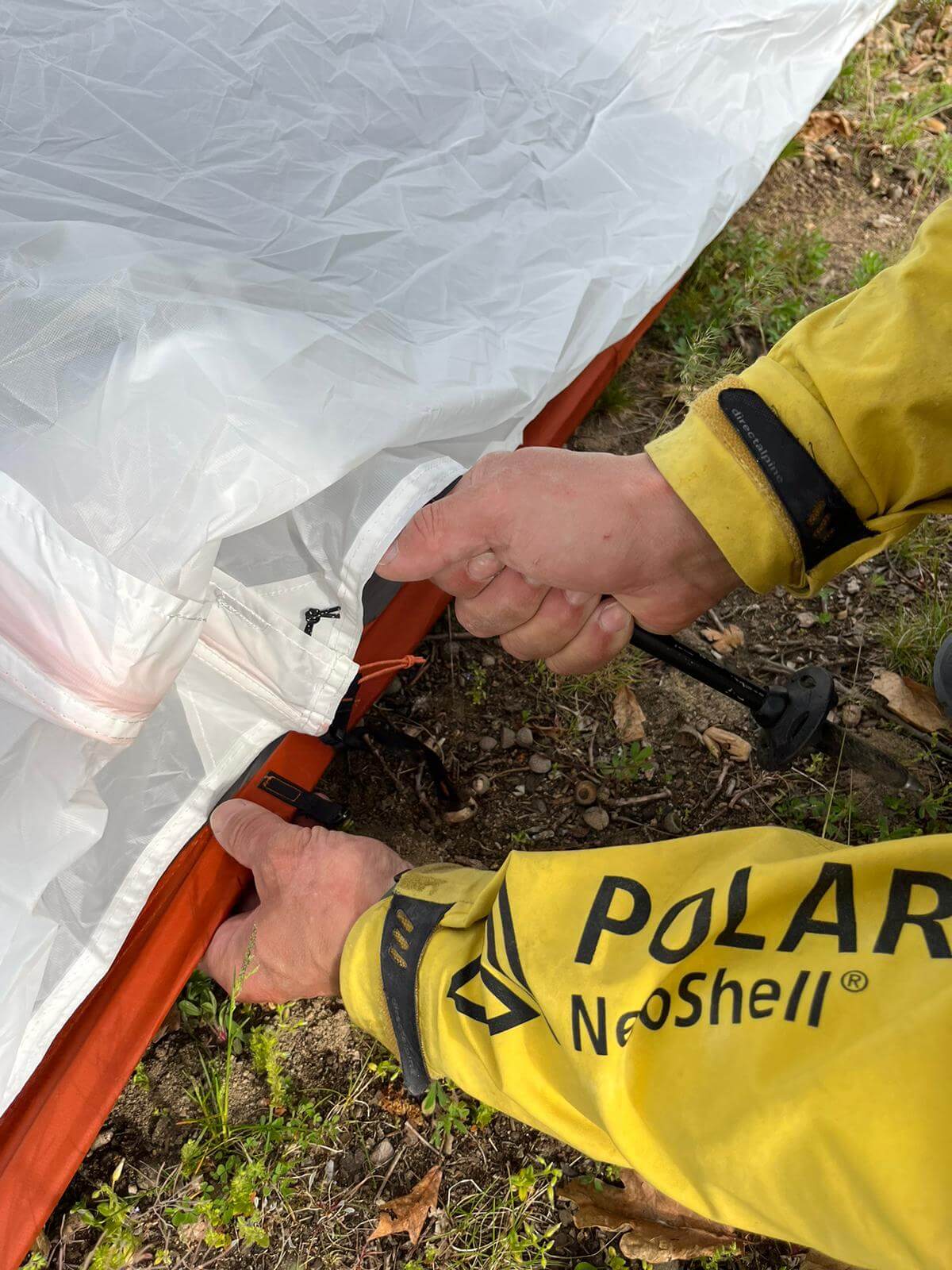 Nastrčení teleskopické hole madlem napřed do střechy stanu FORCLAZ TARP MT 900