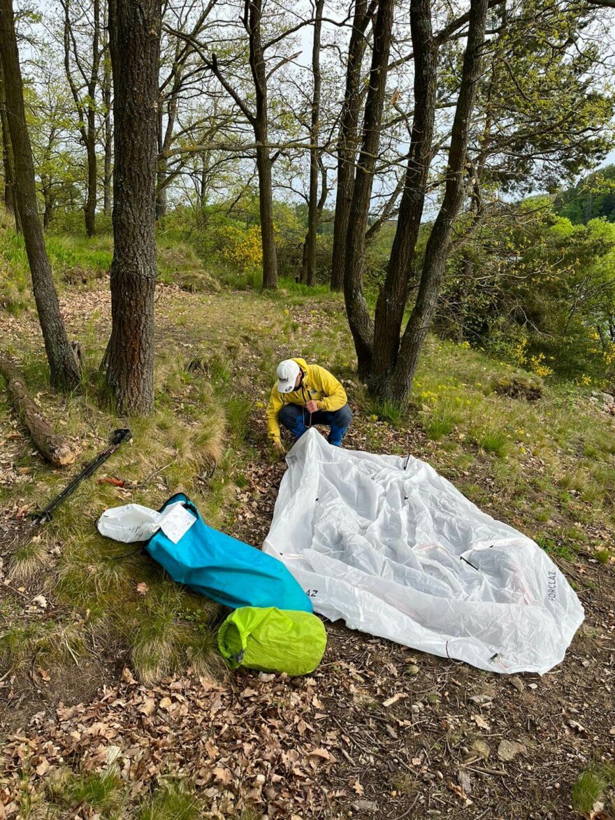 Při stavbě stanu FORCLAZ TARP MT 900 postupujte podle návodu - mají to vyzkoušené