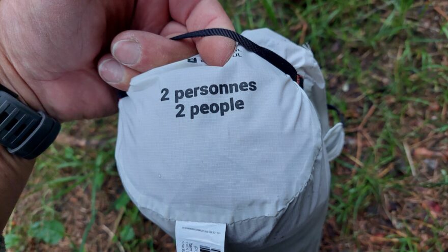 Stan FORCLAZ TARP MT 900 je určen pro 2 osoby