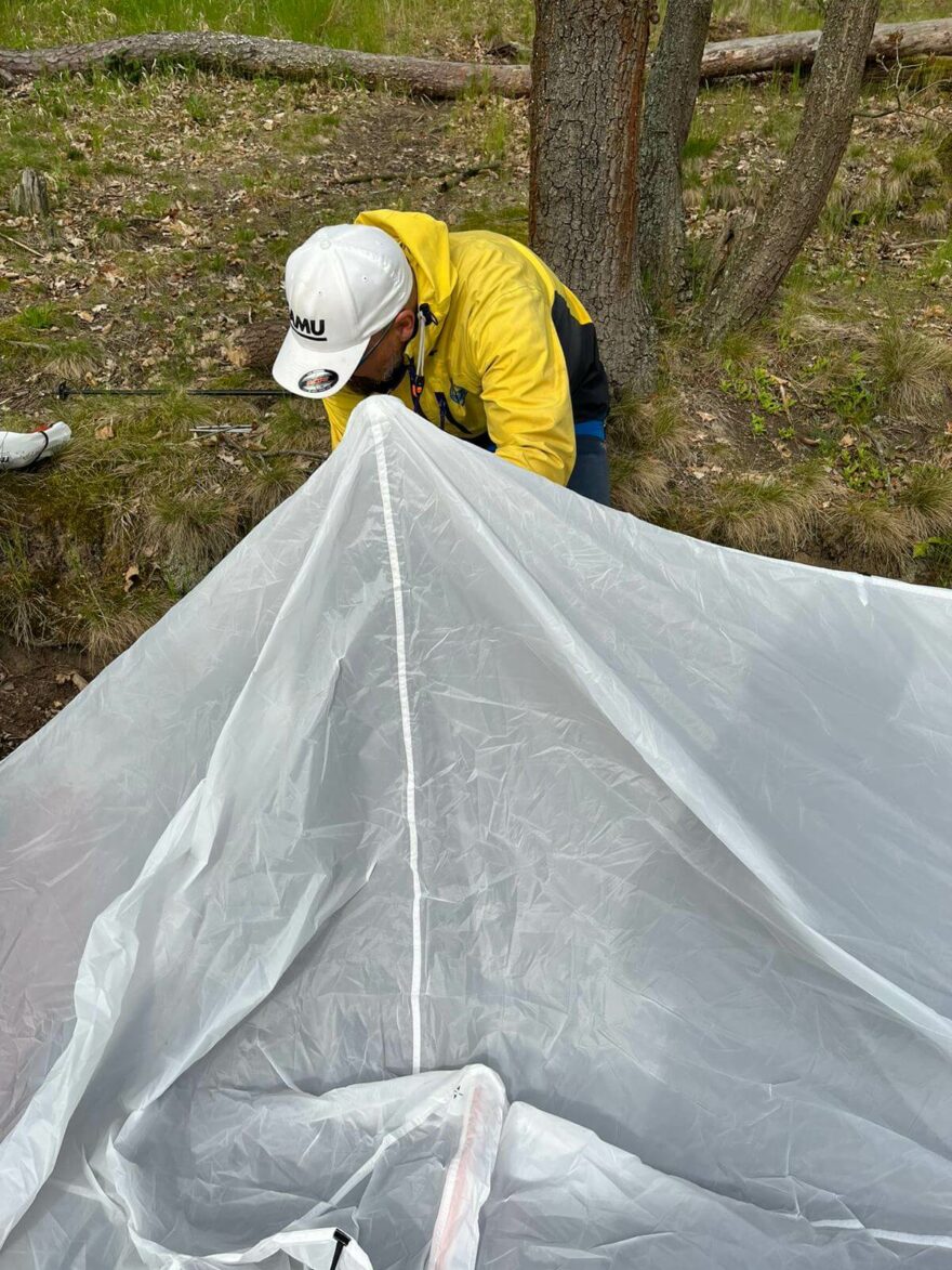 Větrování stanu po nastrčení teleskopické hole 115 cm - FORCLAZ TARP MT 900