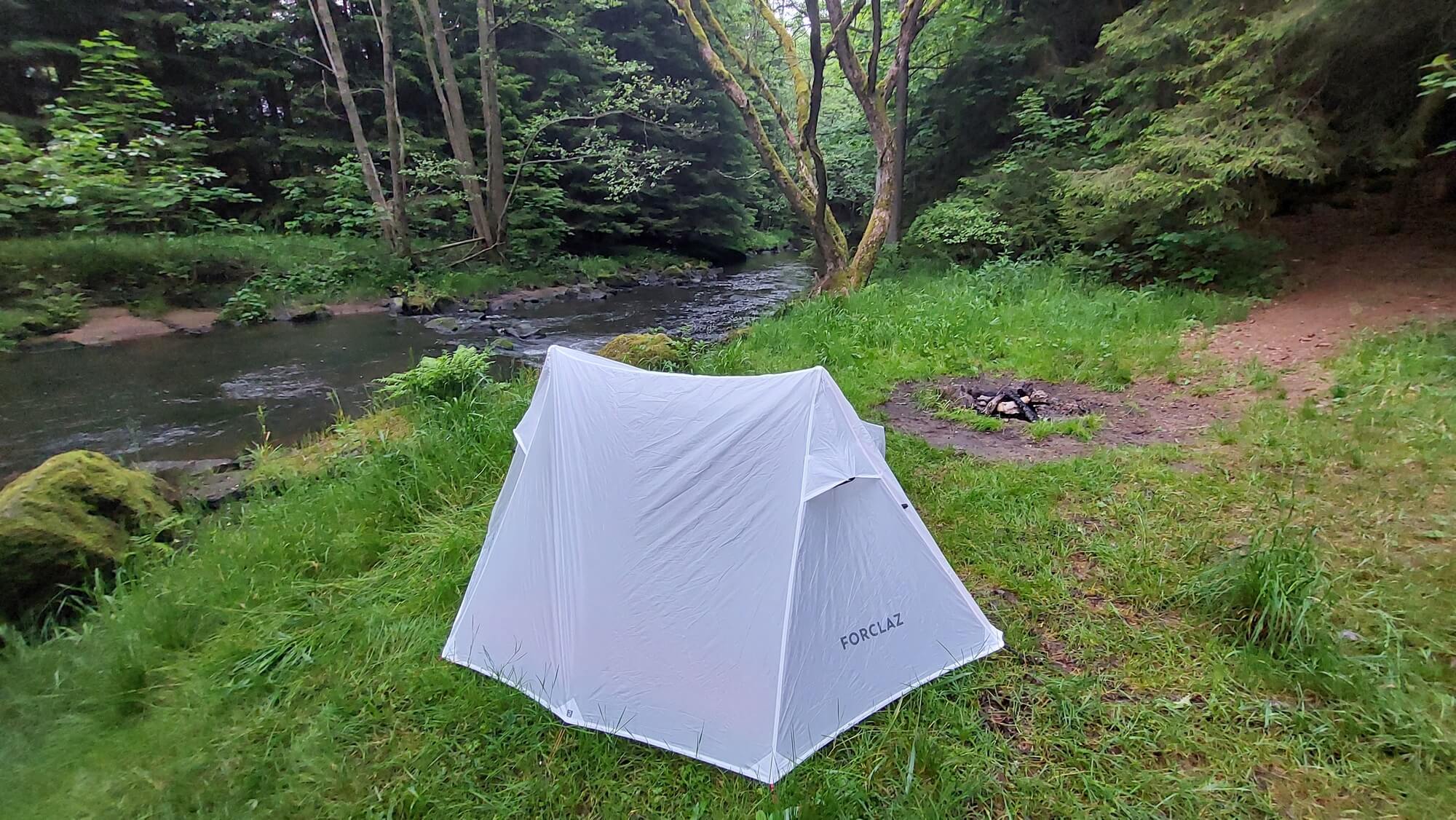 Vlhko ze spodu i déšť dokonale prověřily odolnost stanu FORCLAZ TARP MT 900