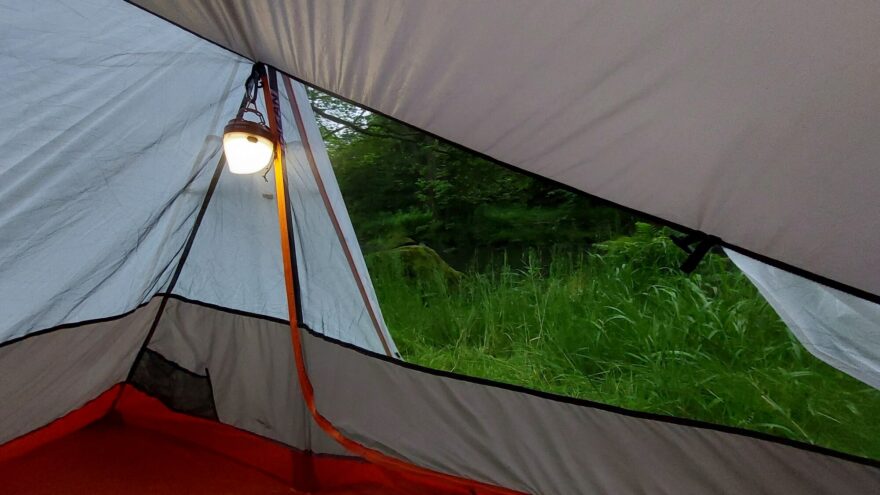 Vnitřní prostor s oky a háčky na zavěšení vybavení nebo šňůry na prádlo