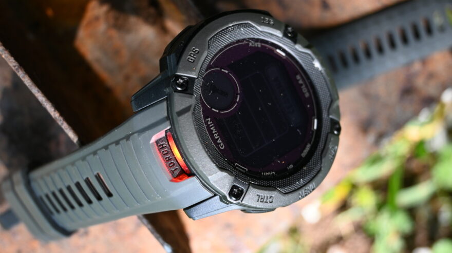 Červená svítilna na hodinkách GARMIN INSTINCT® 2X SOLAR