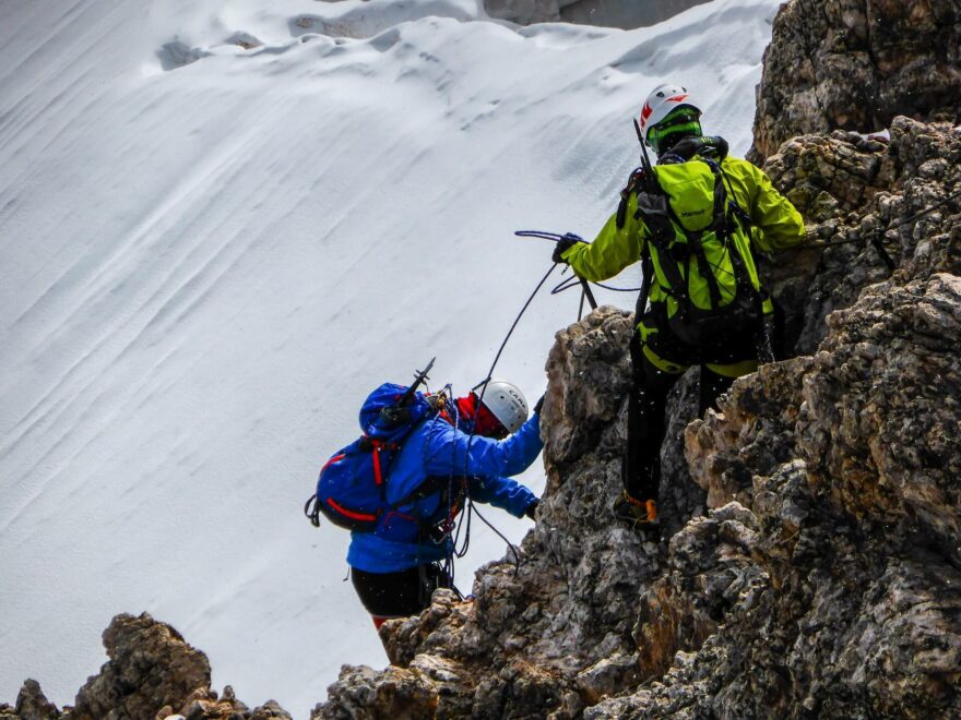 Jako rizikový či extrémní sport hodnotí pojišťovny pohyb v náročném terénu za použití pomůcek či ve výškách nad 3500 m.