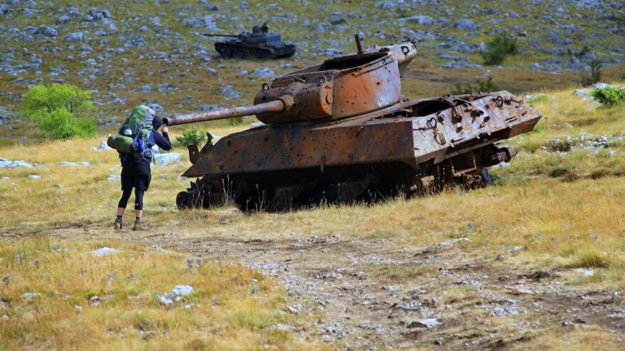 V blízkosti dominantního vrcholu Badanj narážíme na pohřebiště vojenských tanků, pozůstatků vojenského konfliktu z roku 1991. 