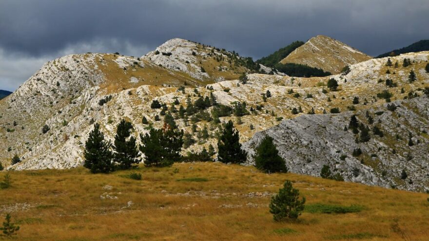 Krásná zvlněná krajina pohoří Dinara v Chorvatsku