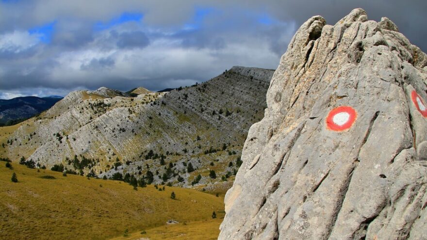 Pohoří Dinara, respektive masív Sinjal, je výškou 1931 m nejvyšším vrcholem našinci hojně navštěvovaného a oblíbeného Chorvatska