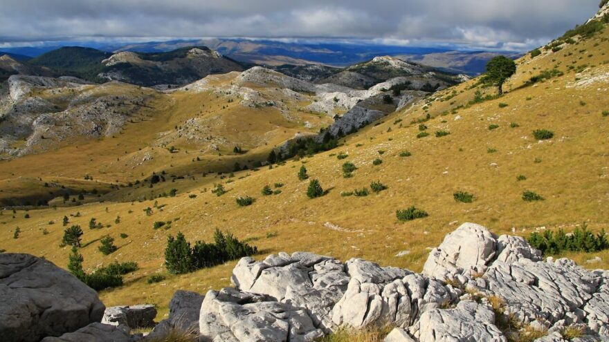 Pohoří Dinara, respektive masív Sinjal, je výškou 1931 m nejvyšším vrcholem našinci hojně navštěvovaného a oblíbeného Chorvatska