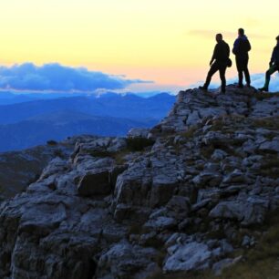 Pohoří Dinara, respektive masív Sinjal, je výškou 1931 m nejvyšším vrcholem našinci hojně navštěvovaného a oblíbeného Chorvatska