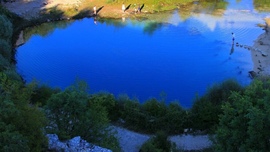 Mohutná vyvěračka řeky Cetina, zvaná Veliko vrilo, připomínající při pohledu z výšky tyrkysově modré dračí oko.