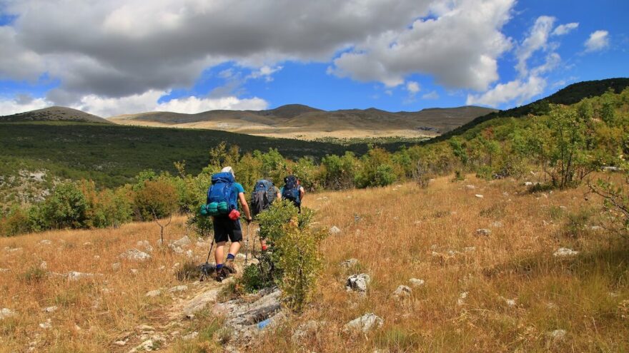 Pohoří Dinara, respektive masív Sinjal, je výškou 1931 m nejvyšším vrcholem našinci hojně navštěvovaného a oblíbeného Chorvatska