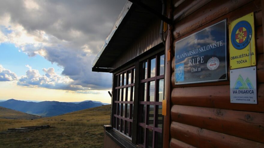 Zapadají slunce u chaty Rupe, pohoří Dinara, Chorvatsko
