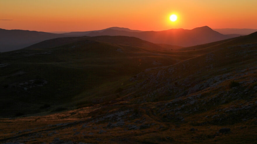Zapadající slunce na pohořím Dinara