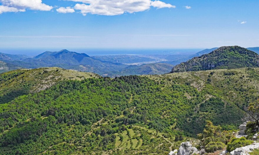 Podhůří Přímořských Alp (Alpes-Maritimes) na jihu Francie.