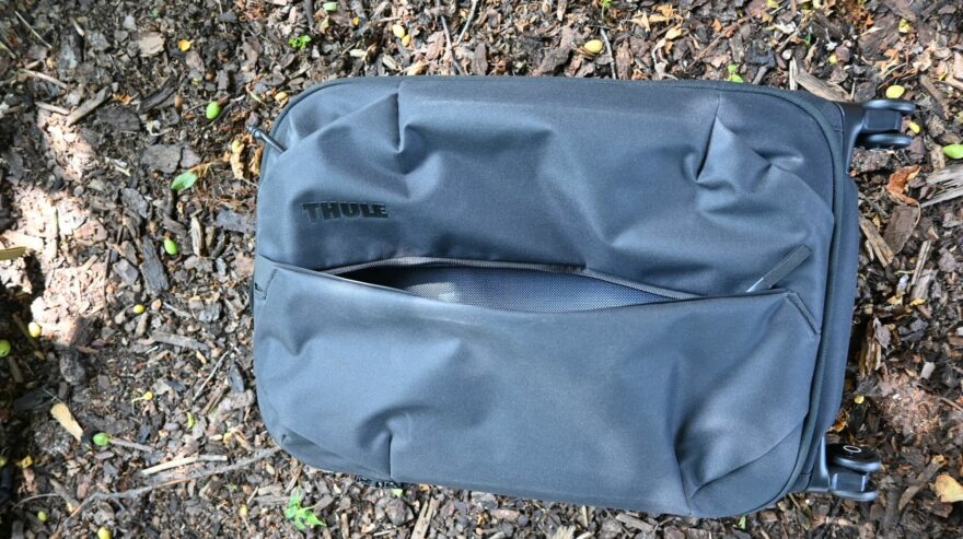 Otevřená kapsa na čelním panelu kufru Thule Aion pro uložení třeba oblečení