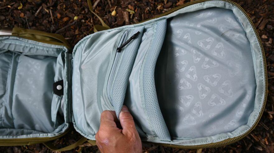 Polstrované kapsy včetně dna pro uložení elektroniky do batohu Thule Aion