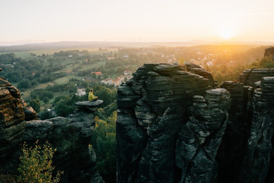 Hřebenovka Českým Švýcarskem, etapa 1 - mezi skálami v Tisé (foto A. Kubíček)