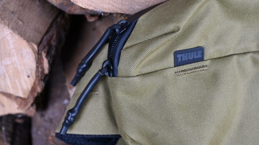 Veliká táhla zipů na ledvince Thule Aion jsou prostě funkční