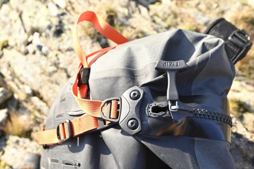 Pomocí voděodolnému zipu TIZIP je možné batoh Ortlieb Atrack BP 25 rozepnout po celé délce zad.