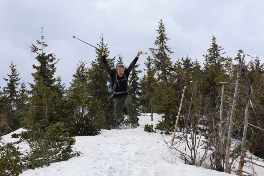 Ivan Mitrus na svých dlouhých trecích používá hole Fizan Compact 3, které si oblíbil pro jejich nízkou hmotnost a zároveň skvělou spolehlivost.