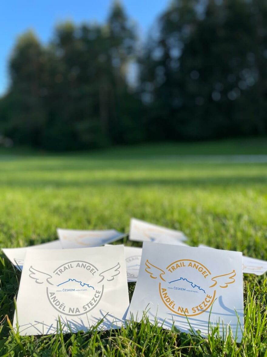 Někteří Trail Angels rozdávají Stezkařům placky nebo nálepky.