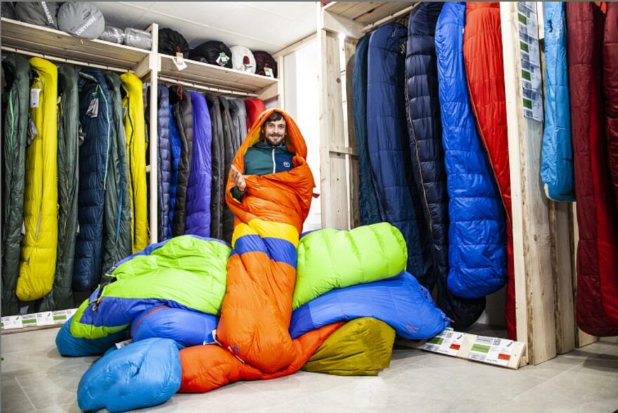 Spacákov: V prodejně je vystaveno přes 100 modelů spacáků, které si můžete vyzkoušet na vlastní kůži.