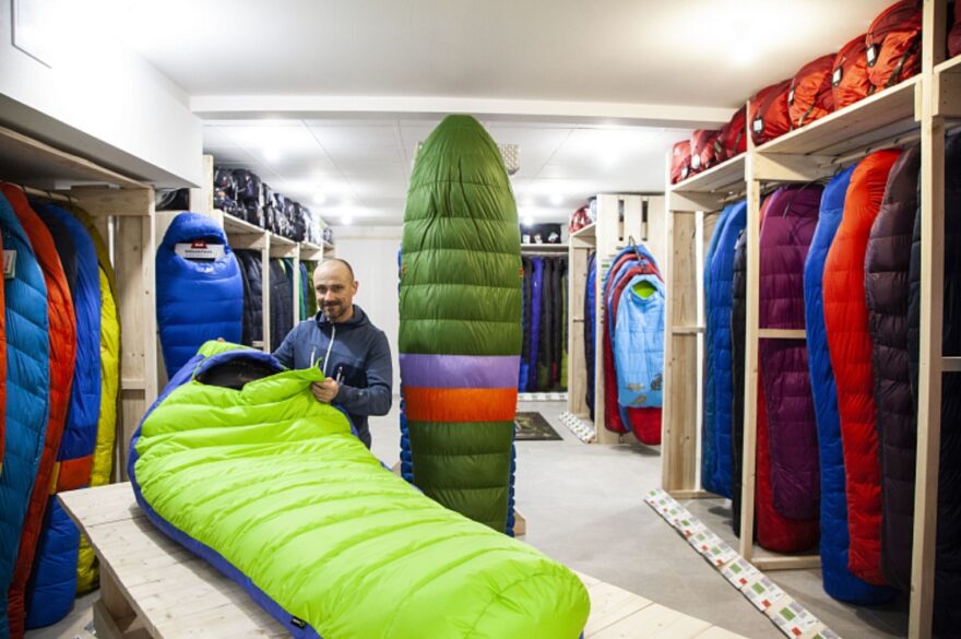 Spacákov: s výběrem spacího pytle vám dokáže odborně poradit proškolený personál.