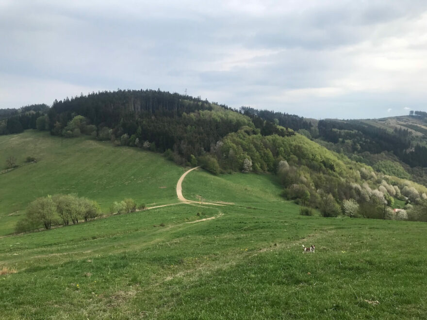 Dálkový pochod a poutní cesta spojující dva významné kopce Blaník a Říp.