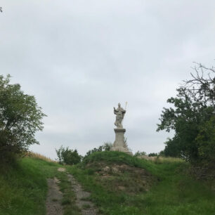 Dálkový pochod a poutní cesta spojující dva významné kopce Blaník a Říp.