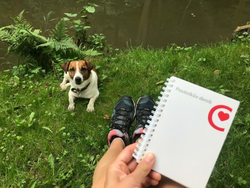 Poutní cesta spojující dva významné kopce Blaník a Říp. Červené srdce je symbol, kterým je část této dálkové trasy značená