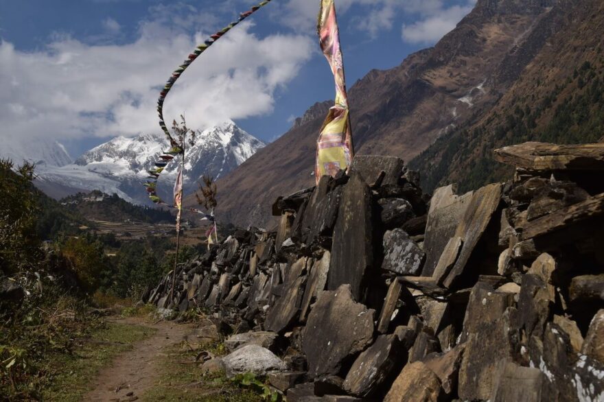 Na treku kolem Manáslu potkáváte ohromné vodopády, přecházíte desítky lanových mostů, vnímáte více podhůří Himálaje a do horské krajiny se dostáváte postupně.