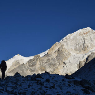 Na treku kolem Manáslu potkáváte ohromné vodopády, přecházíte desítky lanových mostů, vnímáte více podhůří Himálaje a do horské krajiny se dostáváte postupně.
