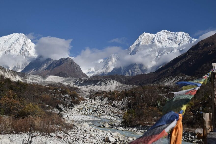 Na treku kolem Manáslu potkáváte ohromné vodopády, přecházíte desítky lanových mostů, vnímáte více podhůří Himálaje a do horské krajiny se dostáváte postupně.