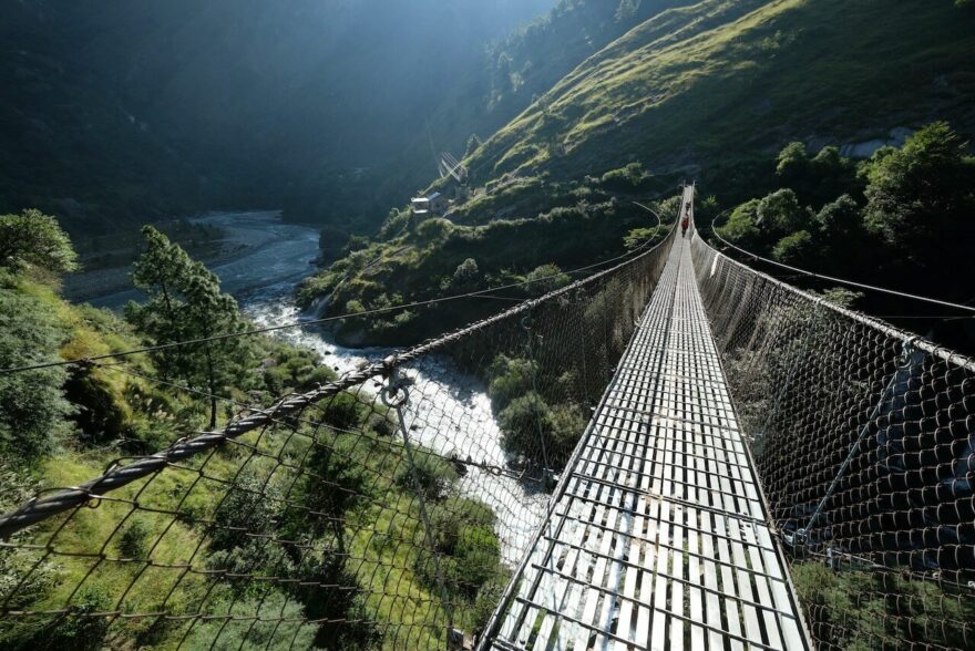 Na treku kolem Manáslu potkáváte ohromné vodopády, přecházíte desítky lanových mostů, vnímáte více podhůří Himálaje a do horské krajiny se dostáváte postupně.