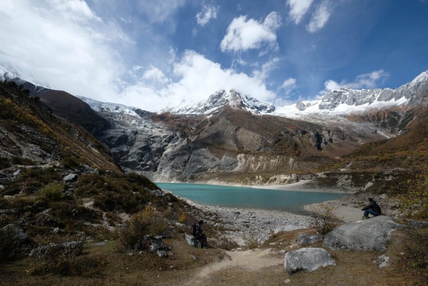 Na treku kolem Manáslu potkáváte ohromné vodopády, přecházíte desítky lanových mostů, vnímáte více podhůří Himálaje a do horské krajiny se dostáváte postupně.