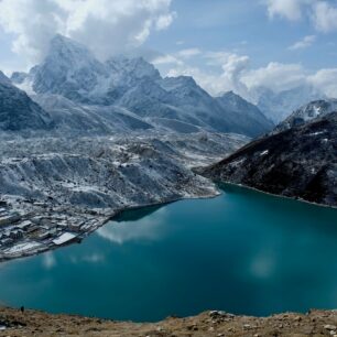 Solukhumbu je jednoznačně neoblíbenější oblast na treking. Nejnáročnějším trekem v okolí Everestu je trasa vedoucí přes tři pětitisícové průsmyky, tzv. Three passes trek.