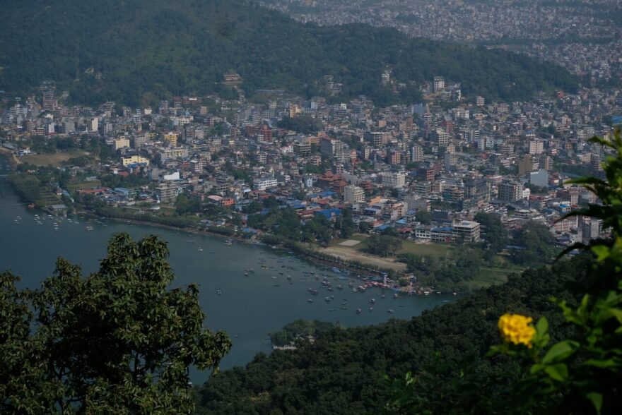 Poon Hill trek neboli Annapurna panorama trail je z jmenovaných treků nejjednoduší. Nabízí množství kulturních vjemů a zemědělské krajiny, navíc budete denně procházet vesničkami, kde to skutečně žije