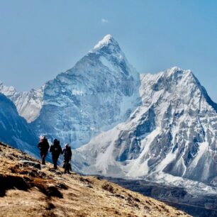 Solukhumbu je jednoznačně neoblíbenější oblast na treking. Nejnáročnějším trekem v okolí Everestu je trasa vedoucí přes tři pětitisícové průsmyky, tzv. Three passes trek.