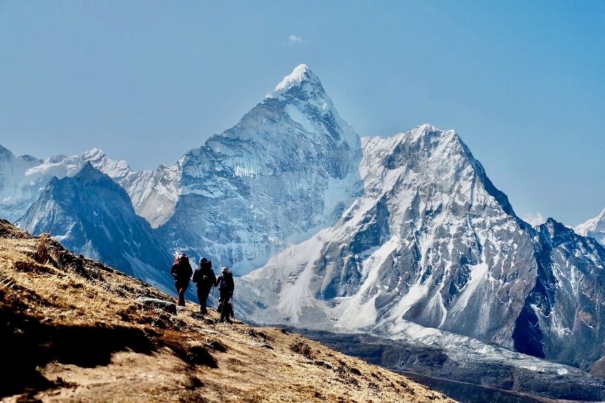 Solukhumbu je jednoznačně neoblíbenější oblast na treking. Nejnáročnějším trekem v okolí Everestu je trasa vedoucí přes tři pětitisícové průsmyky, tzv. Three passes trek.