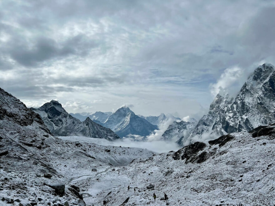 Solukhumbu je jednoznačně neoblíbenější oblast na treking. Nejnáročnějším trekem v okolí Everestu je trasa vedoucí přes tři pětitisícové průsmyky, tzv. Three passes trek.