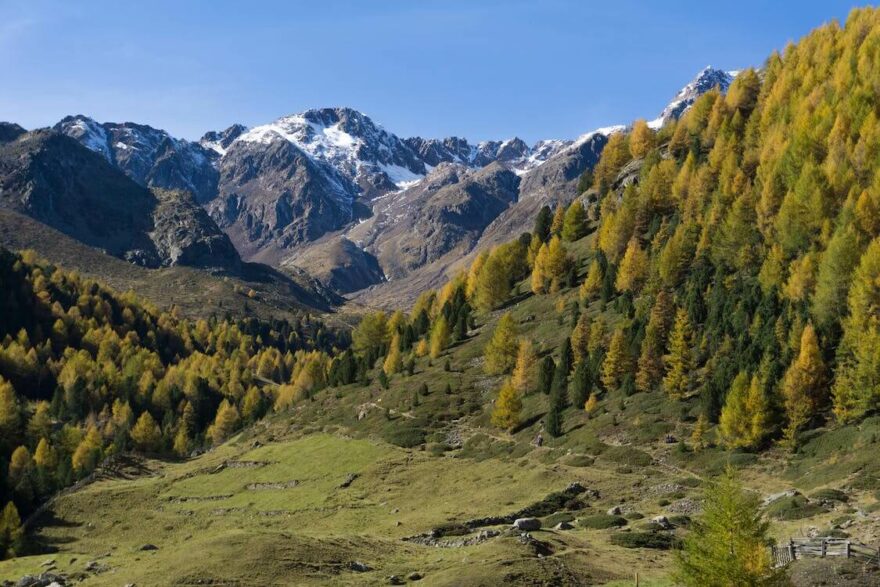 Horské štíty, průzračná jezera i malebná městečka s bohatou historií - objevte kouzlo Přímořských Alp